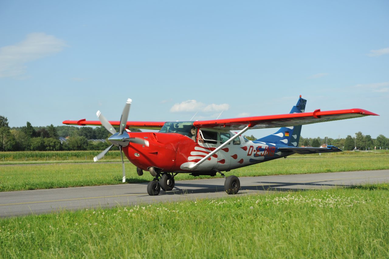 Absetzflugzeug Cessna Soloy 206 für Fallschirmspringer in Eggenfelden