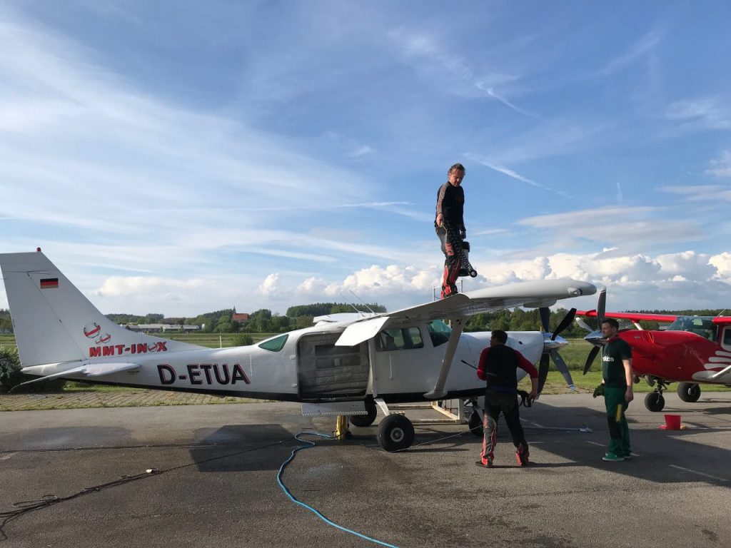 Flugzeugwaschstrasse